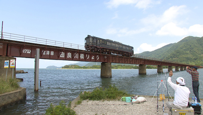 #5 空、川、海が一体となった青の世界を悠々と走る